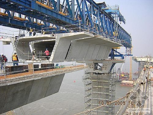 深圳湾跨海大桥施工. 悬臂拼装节段吊装照片