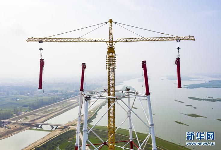 安徽送变电工程施工人员运用专用抱杆吊装500千伏淮河大